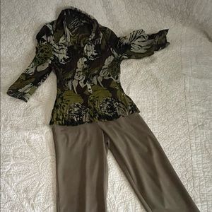 Stylish Colorful blouse size M and Beige pants size 6P ensemble